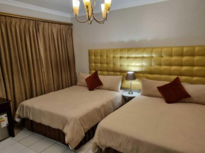 Room in Lodge - Savoy Lodge - Budget Triple Room 5